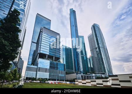 Singapur - 13. August 2024: Wolkenkratzer im Marina Bay Financial Centre Stockfoto