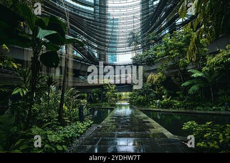 Singapur - 13. August 2024: Die Architektur und der Garten der Marina One Residences mit einem zentralen Garten und Wanderwegen im Innenhof Stockfoto