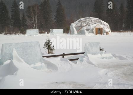 Kuppelförmiges Haus aus Eis in Russland. Stockfoto