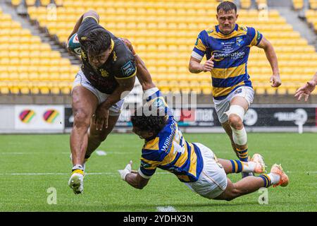 Wellington, Neuseeland, 26. Oktober 2024. Julian Savea von den Wellington Lion's Rennen vorbei an den Zuschauern eines Bay of Plenty-Spielers, um einen Versuch beim Bunnings Warehouse NPC Finale zwischen den Wellington Lion's und Bay of Plenty im Sky Stadium in Wellington, Neuseeland, zu erzielen. Quelle: James Foy/Alamy Live News Stockfoto