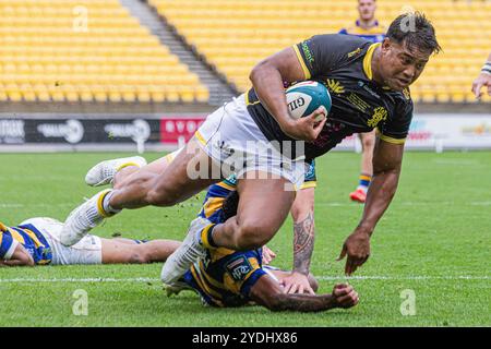 Wellington, Neuseeland, 26. Oktober 2024. Julian Savea von den Wellington Lion's taucht zu einem Versuch beim Bunnings Warehouse NPC Finale zwischen den Wellington Lion's und der Bay of Plenty im Sky Stadium in Wellington, Neuseeland. Quelle: James Foy/Alamy Live News Stockfoto