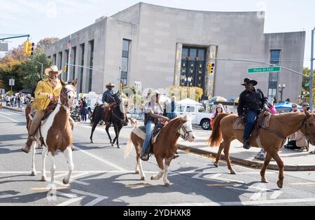 New York, New York, USA. Oktober 2024. Mitglieder und Freunde der NYC Federation of Black Cowboys fahren während der jährlichen Brooklyn Veteran's Appreciation Parade und Resource Fair entlang des Eastern Parkway in der Nähe der Brooklyn Library im Prospect Heights Abschnitt von Brooklyn, New York (Credit Image: © Brian Branch Price/ZUMA Press Wire) NUR ZUR REDAKTIONELLEN VERWENDUNG! Nicht für kommerzielle ZWECKE! Stockfoto