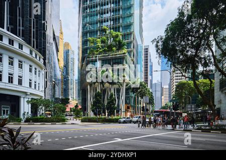 Singapur - 12. August 2024: Blick auf das umweltfreundliche CapitaGreen Gebäude, auch bekannt als Market Street Tower Stockfoto