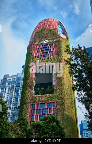 Singapur - 15. August 2024: Hängende Gärten auf dem roten wunderschönen Oasia Hotel in Tanjung Pagar Stockfoto