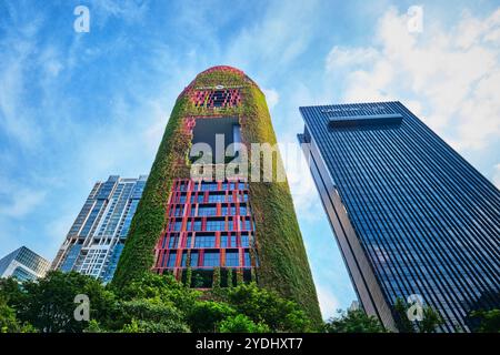 Singapur - 15. August 2024: Hängende Gärten auf dem roten wunderschönen Oasia Hotel in Tanjung Pagar Stockfoto