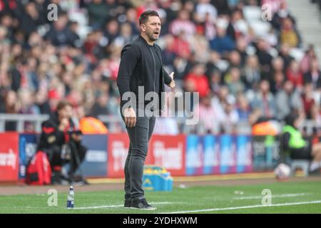 Sunderland, Großbritannien. Oktober 2024. Des Buckingham Manager von Oxford gibt seinem Team Anweisungen während des Sky Bet Championship Matches Sunderland gegen Oxford United im Stadium of Light, Sunderland, Vereinigtes Königreich, 26. Oktober 2024 (Foto: Alfie Cosgrove/News Images) in Sunderland, Vereinigtes Königreich am 26. Oktober 2024. (Foto: Alfie Cosgrove/News Images/SIPA USA) Credit: SIPA USA/Alamy Live News Stockfoto