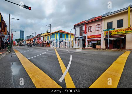 Singapur - 16. August 2024: Alte Ladenhäuser im Stadtteil Little India. Little India ist ein singapurisches Viertel östlich des Singapore River Stockfoto