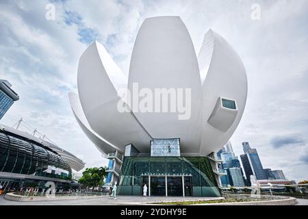 Singapur - 14. August 2024: Futuristische Architektur Lotus-förmiges Design des Art Science Museums vor Marina Bay Sands Stockfoto