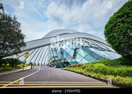 Singapur - 18. August 2024: Cloud Forest and Flower Dome Gewächshäuser in Gardens by the Bay Stockfoto