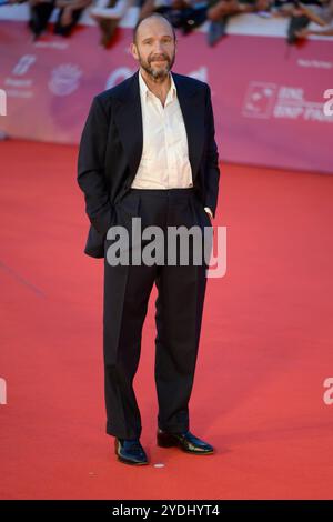 Rom, Italien. Oktober 2024. Ralph Fiennes besucht den roten Teppich des Films ' Conclave ' beim Rome Film fest 2024 im Auditorium Parco della Musica. Quelle: SOPA Images Limited/Alamy Live News Stockfoto