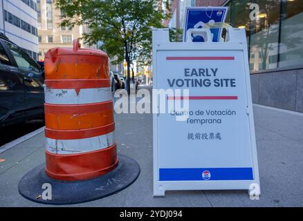 NEW YORK, New YORK, New YORK – 26. Oktober 2024: Ein Schild weist auf einen frühen Wahlort in Manhattan für die Parlamentswahlen 2024 im Bundesstaat New York hin. Stockfoto