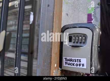Athen, Griechenland. 25. Oktober 2024. Schlüsselsafes für den „Airbnb Self Check-in“ befinden sich in der Nähe des Eingangs eines Wohngebäudes. Griechenland stoppt die Genehmigungen für neue kurzfristige Ferienmietungen als Teil eines Plans zur Bewältigung einer Wohnungskrise, während neue Eurostat-Daten zeigen, dass Griechenland die höchste Rate von Menschen hat, die in den letzten zwölf Monaten ihre Miete nicht zahlen konnten. Quelle: Dimitris Aspiotis/Alamy Stockfoto