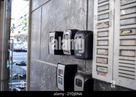 Athen, Griechenland. 25. Oktober 2024. Schlüsselsafes für den „Airbnb Self Check-in“ befinden sich in der Nähe des Eingangs eines Wohngebäudes. Griechenland stoppt die Genehmigungen für neue kurzfristige Ferienmietungen als Teil eines Plans zur Bewältigung einer Wohnungskrise, während neue Eurostat-Daten zeigen, dass Griechenland die höchste Rate von Menschen hat, die in den letzten zwölf Monaten ihre Miete nicht zahlen konnten. Quelle: Dimitris Aspiotis/Alamy Stockfoto