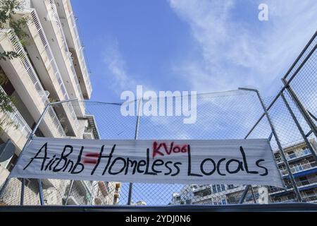 Athen, Griechenland. 25. Oktober 2024. Auf dem Exarcheia-Platz hängt ein Banner mit der Aufschrift „Airbnb ist gleichbedeutend mit obdachlosen Einheimischen“. Griechenland stoppt die Genehmigungen für neue kurzfristige Ferienmietungen als Teil eines Plans zur Bewältigung einer Wohnungskrise, während neue Eurostat-Daten zeigen, dass Griechenland die höchste Rate von Menschen hat, die in den letzten zwölf Monaten ihre Miete nicht zahlen konnten. Quelle: Dimitris Aspiotis/Alamy Stockfoto