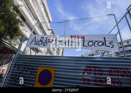Athen, Griechenland. 25. Oktober 2024. Auf dem Exarcheia-Platz hängt ein Banner mit der Aufschrift „Airbnb ist gleichbedeutend mit obdachlosen Einheimischen“. Griechenland stoppt die Genehmigungen für neue kurzfristige Ferienmietungen als Teil eines Plans zur Bewältigung einer Wohnungskrise, während neue Eurostat-Daten zeigen, dass Griechenland die höchste Rate von Menschen hat, die in den letzten zwölf Monaten ihre Miete nicht zahlen konnten. Quelle: Dimitris Aspiotis/Alamy Stockfoto