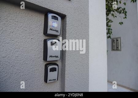 Athen, Griechenland. 25. Oktober 2024. Schlüsselsafes für den „Airbnb Self Check-in“ befinden sich in der Nähe des Eingangs eines Wohngebäudes. Griechenland stoppt die Genehmigungen für neue kurzfristige Ferienmietungen als Teil eines Plans zur Bewältigung einer Wohnungskrise, während neue Eurostat-Daten zeigen, dass Griechenland die höchste Rate von Menschen hat, die in den letzten zwölf Monaten ihre Miete nicht zahlen konnten. Quelle: Dimitris Aspiotis/Alamy Stockfoto