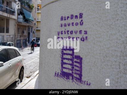 Athen, Griechenland. 25. Oktober 2024. Im Freien eines Wohnhauses steht ein Slogan: „Airbnb überall, Nachbarn nirgendwo“. Griechenland stoppt die Genehmigungen für neue kurzfristige Ferienmietungen als Teil eines Plans zur Bewältigung einer Wohnungskrise, während neue Eurostat-Daten zeigen, dass Griechenland die höchste Rate von Menschen hat, die in den letzten zwölf Monaten ihre Miete nicht zahlen konnten. Quelle: Dimitris Aspiotis/Alamy Stockfoto