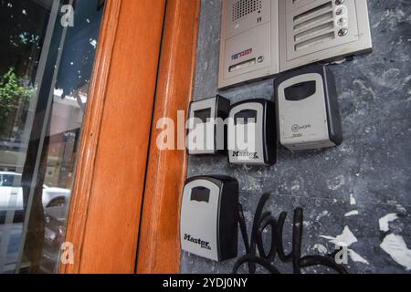 Athen, Griechenland. 25. Oktober 2024. Schlüsselsafes für den „Airbnb Self Check-in“ befinden sich in der Nähe des Eingangs eines Wohngebäudes. Griechenland stoppt die Genehmigungen für neue kurzfristige Ferienmietungen als Teil eines Plans zur Bewältigung einer Wohnungskrise, während neue Eurostat-Daten zeigen, dass Griechenland die höchste Rate von Menschen hat, die in den letzten zwölf Monaten ihre Miete nicht zahlen konnten. Quelle: Dimitris Aspiotis/Alamy Stockfoto
