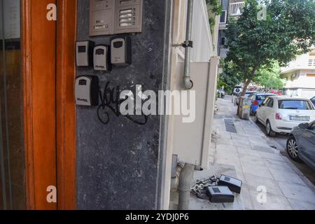 Athen, Griechenland. 25. Oktober 2024. Schlüsselsafes für den „Airbnb Self Check-in“ befinden sich in der Nähe des Eingangs eines Wohngebäudes. Griechenland stoppt die Genehmigungen für neue kurzfristige Ferienmietungen als Teil eines Plans zur Bewältigung einer Wohnungskrise, während neue Eurostat-Daten zeigen, dass Griechenland die höchste Rate von Menschen hat, die in den letzten zwölf Monaten ihre Miete nicht zahlen konnten. Quelle: Dimitris Aspiotis/Alamy Stockfoto