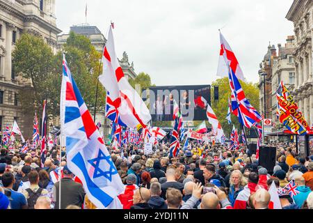 London, Großbritannien. OKTOBER 2024. Tausende versammelten sich für die von Tommy Robinson organisierte Kundgebung „Unite the Kingdom“, die wegen seiner Haft nicht anwesend war. Sie versammelten sich friedlich in Victoria auf den Weg zum Parlamentsplatz, wo ein neuer Dokumentarfilm „Lawfare“ gezeigt wurde. Stand Up to Rassismus mobilisierte einen Gegenprotest auch mit Tausenden von Menschen, die sich friedlich am anderen Ende von whitehall versammelten. Credit Milo Chandler/Alamy Live News Stockfoto