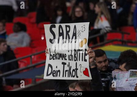 London, England 25. Oktober 2024: Testspiel Fußball-Frauen-Nationalmannschaft – 2024 – England vs. Deutschland im Bild: Symbolbild Fanschild Stockfoto