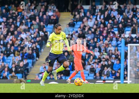 Etihad Stadium, Manchester, Großbritannien. Oktober 2024. Premier League Football, Manchester City gegen Southampton; Kyle Walker Peters aus Southampton läuft mit dem Ball Credit: Action Plus Sports/Alamy Live News Stockfoto