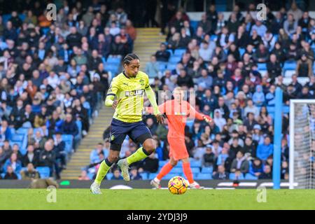 Etihad Stadium, Manchester, Großbritannien. Oktober 2024. Premier League Football, Manchester City gegen Southampton; Kyle Walker Peters aus Southampton läuft mit dem Ball Credit: Action Plus Sports/Alamy Live News Stockfoto