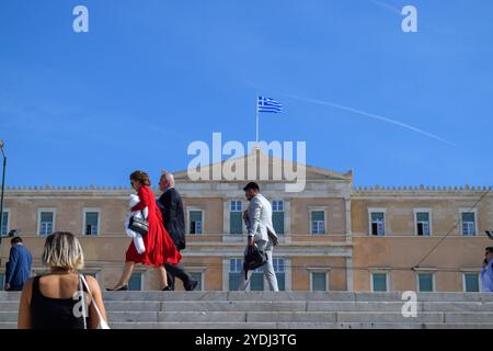 Athen, Griechenland. 25. Oktober 2024. Die Leute laufen auf dem Syntagma-Platz vor dem griechischen Parlament. Quelle: Dimitris Aspiotis/Alamy Stockfoto