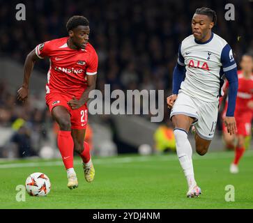 London, Großbritannien. Oktober 2024. London, England - 24. Oktober: AZ Ernest Poku (links) unter Druck von Tottenham Hotspur's Destiny Udogie (rechts) während des Spiels der UEFA Europa League 2024/25 zwischen Tottenham Hotspur und AZ Alkmaar im Tottenham Hotspur Stadium am 24. Oktober 2024 in London. (David Horton/SPP) Credit: SPP Sport Press Photo. /Alamy Live News Stockfoto