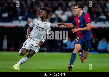 Madrid, Madrid, Spanien. Oktober 2024. Vinicius Junior von Real Madrid CF (L) lief am 26. Oktober 2024 mit Pau Cubarsi vom FC Barcelona (R) während des Fußballspiels La Liga EA Sports 2024/25 zwischen Real Madrid CF und FC Barcelona im Estadio Santiago Bernabeu in Madrid, Spanien. (Kreditbild: © Alberto Gardin/ZUMA Press Wire) NUR REDAKTIONELLE VERWENDUNG! Nicht für kommerzielle ZWECKE! Stockfoto