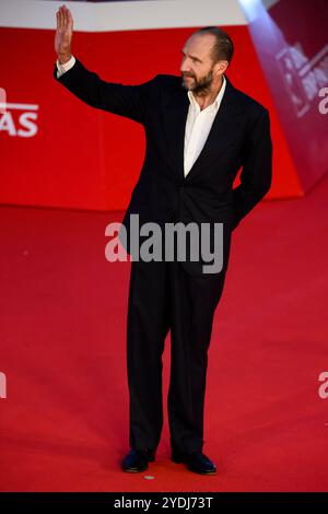 Rom, Italien. Oktober 2024. Ralph Fiennes nimmt am 26. Oktober 2024 am roten Teppich „Conclave“ Teil, während des 19. Rom Filmfestivals im Auditorium Parco della Musica in Rom (Italien). Quelle: Insidefoto di andrea staccioli/Alamy Live News Stockfoto