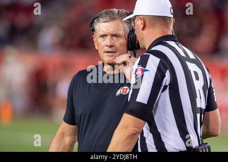 26. Oktober 2024: Kyle Whittingham, Cheftrainer der Utah Utes, spricht mit einem Beamten während eines Spiels zwischen den Utah Utes und den Houston Cougars in Houston, Texas. Trask Smith/CSM Stockfoto