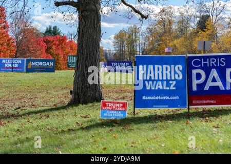 Politische Zeichen für die Präsidentschaftswahlen 2024 an einem sonnigen Herbsttag in New Hampshire. Harris vor Trump. Stockfoto