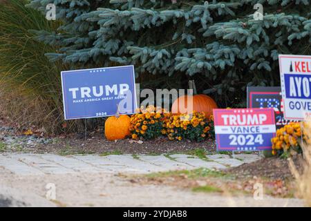 Politische Zeichen für die Präsidentschaftswahl von Donald Trump 2024 an einem sonnigen Herbsttag in Rye, New Hampshire Stockfoto