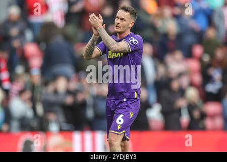 Sunderland, Großbritannien. Oktober 2024. Josh McEachran von Oxford United applaudiert den Fans nach dem Spiel während des Sky Bet Championship Matches Sunderland gegen Oxford United am 26. Oktober 2024 im Stadion of Light, Sunderland, Vereinigtes Königreich (Foto: Alfie Cosgrove/News Images) in Sunderland, Vereinigtes Königreich am 26. Oktober 2024. (Foto: Alfie Cosgrove/News Images/SIPA USA) Credit: SIPA USA/Alamy Live News Stockfoto