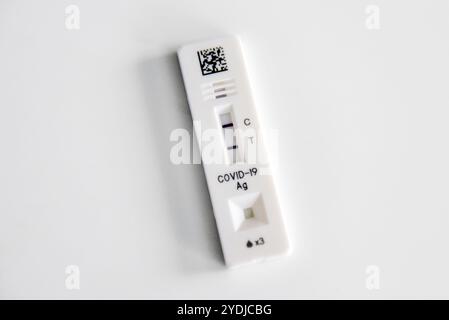 COVID-19 HOME-Test-Kit mit positivem Messwert Stockfoto