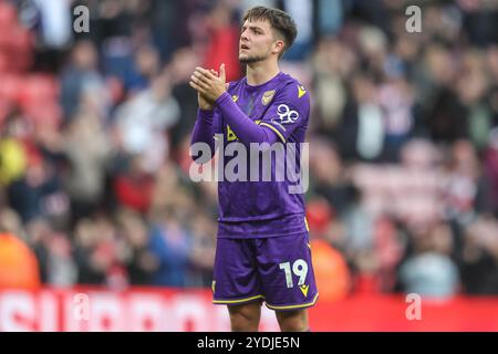 Sunderland, Großbritannien. Oktober 2024. Tyler Goodrham von Oxford United applaudiert den Fans nach dem Spiel während des Sky Bet Championship Matches Sunderland gegen Oxford United am 26. Oktober 2024 im Stadion of Light, Sunderland, Vereinigtes Königreich (Foto: Alfie Cosgrove/News Images) in Sunderland, Vereinigtes Königreich am 26. Oktober 2024. (Foto: Alfie Cosgrove/News Images/SIPA USA) Credit: SIPA USA/Alamy Live News Stockfoto