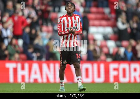 Sunderland, Großbritannien. Oktober 2024. Romaine Mundle of Sunderland applaudiert den Fans nach dem Spiel während des Sky Bet Championship Matches Sunderland gegen Oxford United im Stadium of Light, Sunderland, Vereinigtes Königreich, 26. Oktober 2024 (Foto: Alfie Cosgrove/News Images) in Sunderland, Vereinigtes Königreich am 26. Oktober 2024. (Foto: Alfie Cosgrove/News Images/SIPA USA) Credit: SIPA USA/Alamy Live News Stockfoto