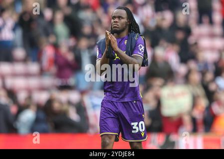 Sunderland, Großbritannien. Oktober 2024. Peter Kioso von Oxford United applaudiert den Fans nach dem Spiel während des Sky Bet Championship Matches Sunderland gegen Oxford United am 26. Oktober 2024 im Stadion of Light, Sunderland, Vereinigtes Königreich (Foto: Alfie Cosgrove/News Images) in Sunderland, Vereinigtes Königreich am 26. Oktober 2024. (Foto: Alfie Cosgrove/News Images/SIPA USA) Credit: SIPA USA/Alamy Live News Stockfoto