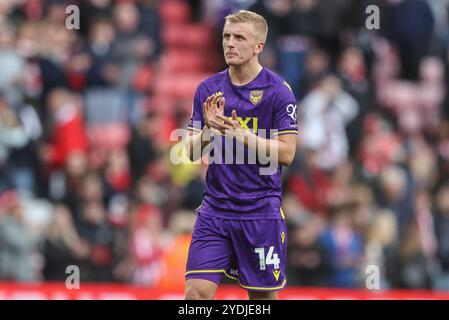 Sunderland, Großbritannien. Oktober 2024. Louie Sibley von Oxford United begrüßt die Fans nach dem Spiel während des Sky Bet Championship Matches Sunderland gegen Oxford United am 26. Oktober 2024 in Sunderland, Großbritannien, am 26. Oktober 2024. (Foto: Alfie Cosgrove/News Images/SIPA USA) Credit: SIPA USA/Alamy Live News Stockfoto