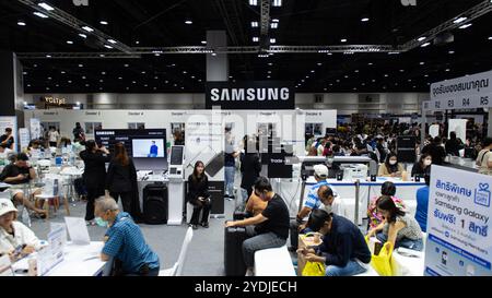 Bangkok, Thailand. Oktober 2024. Smartphone Samsung erhielt Aufmerksamkeit von Kunden, die die Thailand Mobile Expo 2024 am 26. Oktober 2024 besuchten. Im Queen Sirikit National Convention Center in Bangkok, thailand. (Foto: Teera Noisakran/SIPA USA) Credit: SIPA USA/Alamy Live News Stockfoto