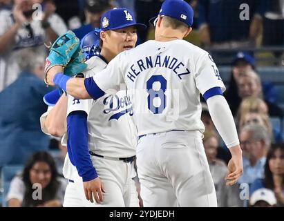 Los Angeles, Usa. Oktober 2024. Yoshinobu Yamamoto wird von Kiki Hernandez gratuliert, als er im siebten Inning nach einem One-Hit-Spiel gegen die New York Yankees im zweiten Spiel der MLB World Series im Dodger Stadium am Samstag, den 26. Oktober 2024, aus dem Spiel ausgeschlossen wurde. Foto: Jim Ruymen/UPI Credit: UPI/Alamy Live News Stockfoto