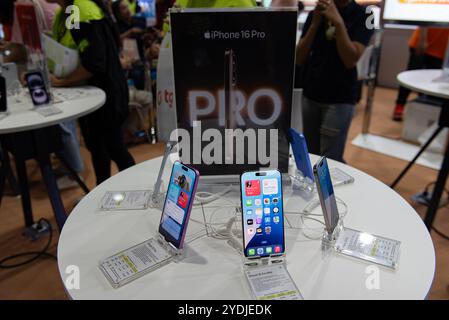 Bangkok, Thailand. Oktober 2024. Das Smartphone iPhone wurde von Kunden aufmerksam, die am 26. Oktober 2024 die Thailand Mobile Expo 2024 besuchten. Im Queen Sirikit National Convention Center in Bangkok, thailand. (Foto: Teera Noisakran/SIPA USA) Credit: SIPA USA/Alamy Live News Stockfoto