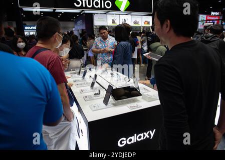 Bangkok, Thailand. Oktober 2024. Smartphone Samsung erhielt Aufmerksamkeit von Kunden, die die Thailand Mobile Expo 2024 am 26. Oktober 2024 besuchten. Im Queen Sirikit National Convention Center in Bangkok, thailand. (Foto: Teera Noisakran/SIPA USA) Credit: SIPA USA/Alamy Live News Stockfoto