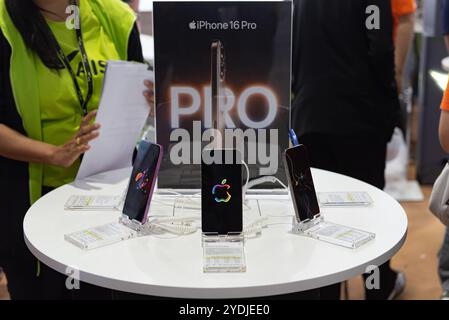 Bangkok, Thailand. Oktober 2024. Das Smartphone iPhone wurde von Kunden aufmerksam, die am 26. Oktober 2024 die Thailand Mobile Expo 2024 besuchten. Im Queen Sirikit National Convention Center in Bangkok, thailand. (Foto: Teera Noisakran/SIPA USA) Credit: SIPA USA/Alamy Live News Stockfoto
