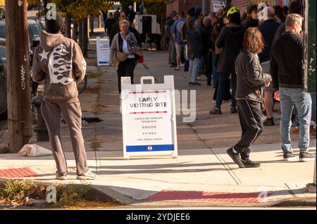 New York, Usa. Oktober 2024. NEW YORK, New YORK, New YORK – 26. OKTOBER: Ein Schild auf dem Bürgersteig weist die Menschen zu den Wahllokalen im Variety Boys & Girls Club bei der Wahl der US-Präsidentschaftswahlen am 26. Oktober 2024 im Stadtteil Astoria im Queens Borough in New York City. Quelle: Ron Adar/Alamy Live News Stockfoto