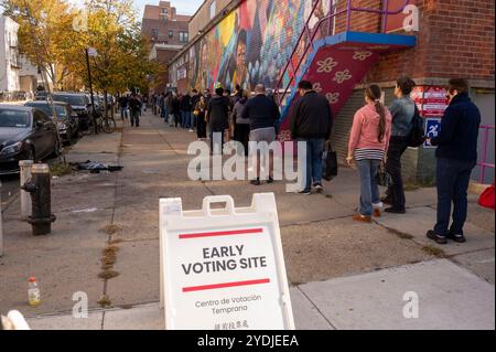 New York, Usa. Oktober 2024. NEW YORK, New YORK, New YORK – 26. OKTOBER: Ein Schild auf dem Bürgersteig weist die Menschen zu den Wahllokalen im Variety Boys & Girls Club bei der Wahl der US-Präsidentschaftswahlen am 26. Oktober 2024 im Stadtteil Astoria im Queens Borough in New York City. Quelle: Ron Adar/Alamy Live News Stockfoto