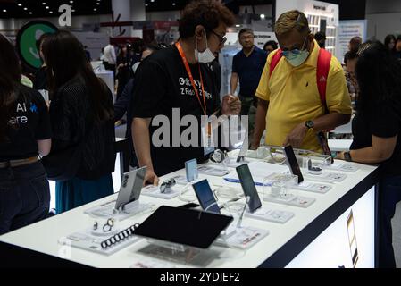 Bangkok, Thailand. Oktober 2024. Smartphone Samsung erhielt Aufmerksamkeit von Kunden, die die Thailand Mobile Expo 2024 am 26. Oktober 2024 besuchten. Im Queen Sirikit National Convention Center in Bangkok, thailand. (Foto: Teera Noisakran/SIPA USA) Credit: SIPA USA/Alamy Live News Stockfoto
