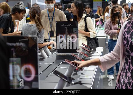 Bangkok, Thailand. Oktober 2024. Das Smartphone iPhone wurde von Kunden aufmerksam, die am 26. Oktober 2024 die Thailand Mobile Expo 2024 besuchten. Im Queen Sirikit National Convention Center in Bangkok, thailand. (Foto: Teera Noisakran/SIPA USA) Credit: SIPA USA/Alamy Live News Stockfoto