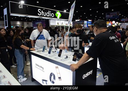 Bangkok, Thailand. Oktober 2024. Smartphone Samsung erhielt Aufmerksamkeit von Kunden, die die Thailand Mobile Expo 2024 am 26. Oktober 2024 besuchten. Im Queen Sirikit National Convention Center in Bangkok, thailand. (Foto: Teera Noisakran/SIPA USA) Credit: SIPA USA/Alamy Live News Stockfoto